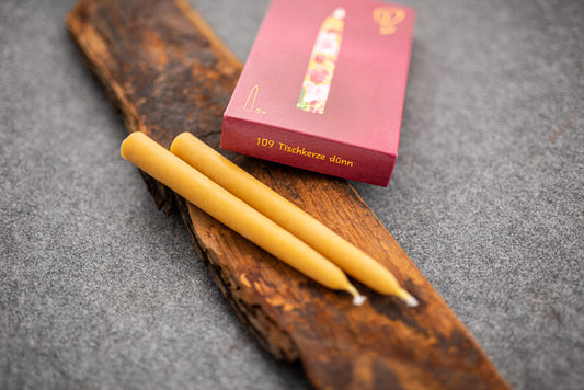 Detailansicht Tischkerze und Karton.