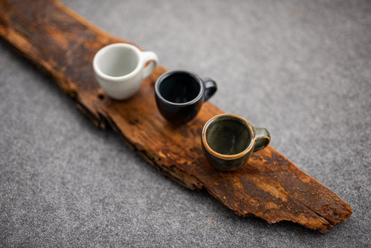 Detailaufnahme Espressotasse in verschiedenen Farben.