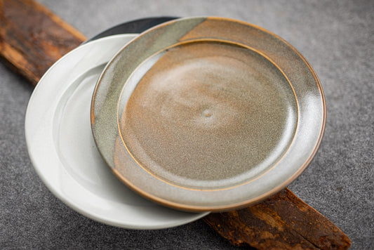 Essteller mit Fahne in verschiedenen Farben.