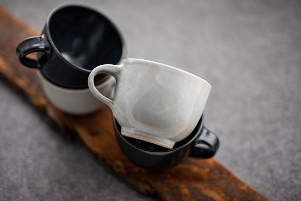 Detailaufnahme Tasse Café au Lait in verschiedenen Farben.