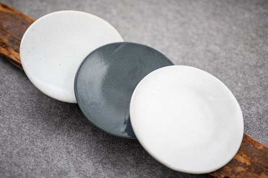 Unterteller aus Steinzeug in verschiedenen Farben.