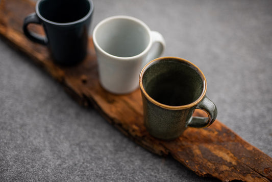 Detailansicht Henkelbecher in verschiedenen Farben.