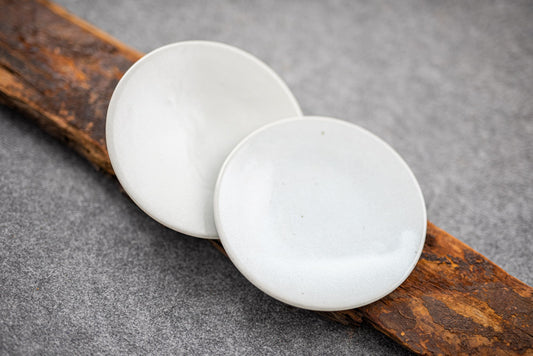 Dessertteller aus Steinzeug weiss.