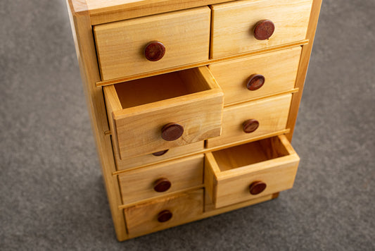 Detailansicht Regal mit 10 Schubladen.