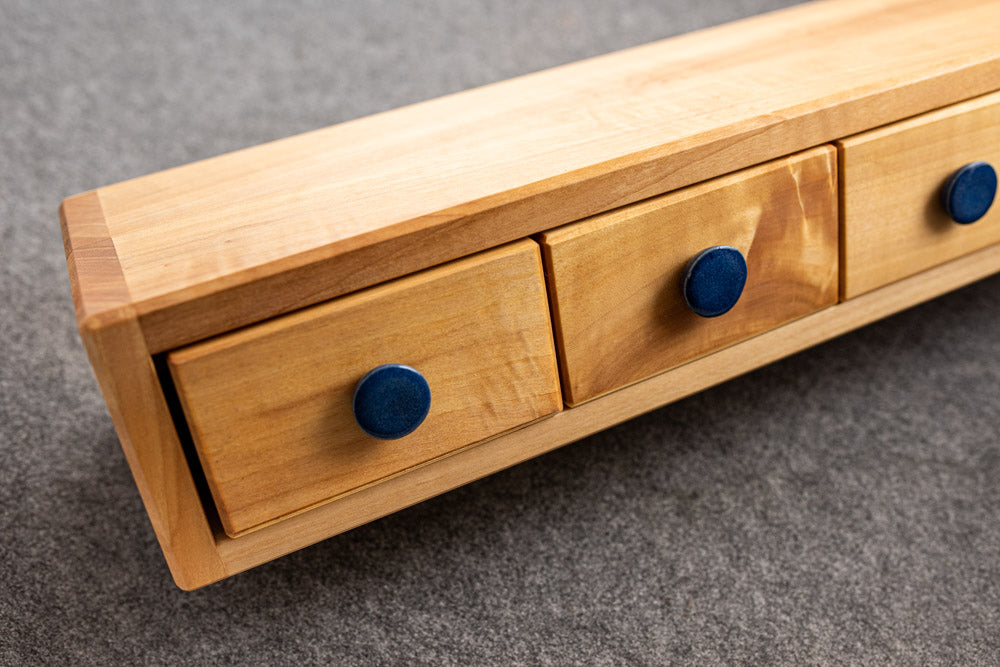 Nahaufnahme Schubladen und Griffe aus Keramik.