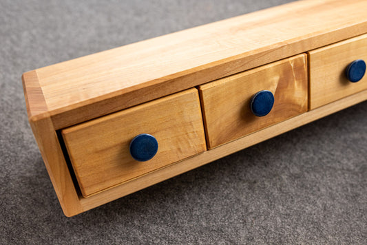 Nahaufnahme Schubladen und Griffe aus Keramik.