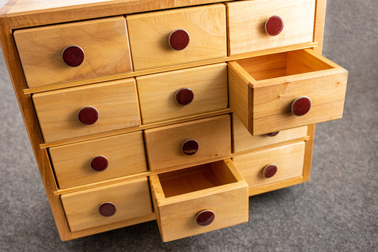 Detailaufnahme Regal mit 12 Schubladen.