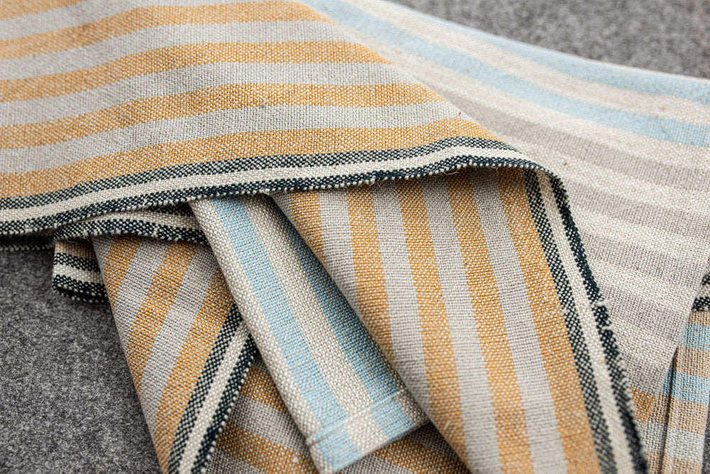 Detailaufnahme Geschirrtücher in verschiedenen Farben.