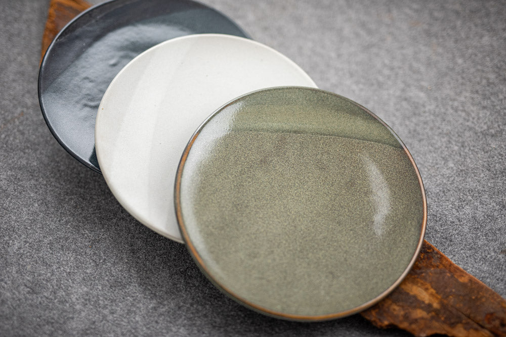 Flacher kleiner Essteller aus Steinzeug in drei Farben.